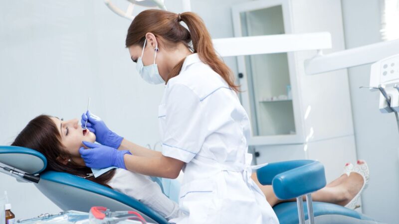Implantes dentários: Veja os cinco principais cuidados que você tomar após a cirurgia