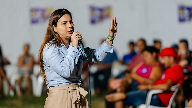 Mariana Carvalho homenageia professores pelo seu dia