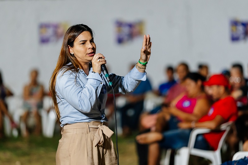 Mariana Carvalho homenageia professores pelo seu dia