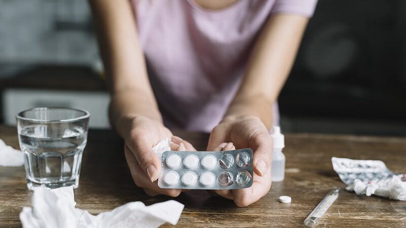 Gripes e resfriados: automedicação pode mascarar sintomas e trazer riscos